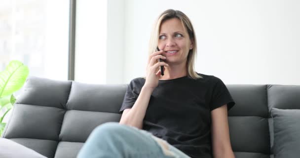 Une Jeune Femme Confiante Assise Sur Canapé Parlant Téléphone Maison — Video