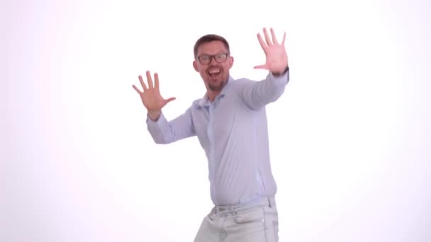 Hombre Alegre Bailando Con Los Pulgares Hacia Arriba Sonriendo Guy — Vídeos de Stock