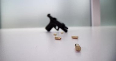 9 mm 'lik tabanca mermileri ve siyah tabanca. Ölümcül silah.