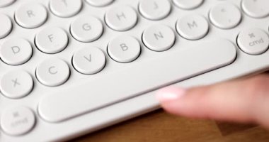 Bilgisayar klavyesi tuşlarına ve boşluk çubuğuna yazılıyor. Kullanıcı İngilizce pc klavyesinde boşluk tuşuna basar