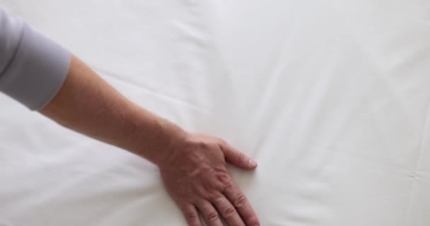 Homem Mão Toca Tecido Colchão Branco Verificar Suavidade Escolher Melhor — Vídeo de Stock
