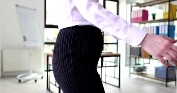 ビジネスマンはオフィスミーティングで女性の手を揺さぶる ビジネス契約とパートナーシップコンセプト — ストック動画