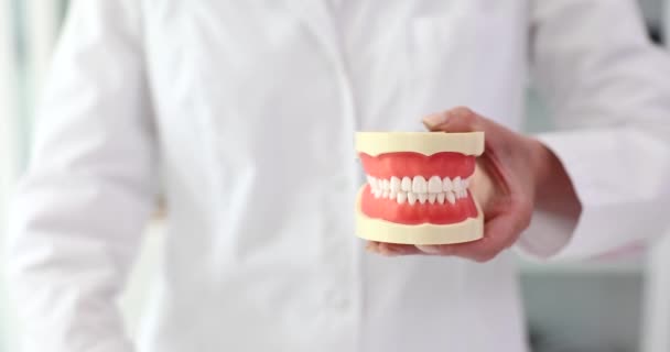 Dişçi Protez Tutuyor Baş Parmağını Kaldırıyor Diş Hekimliği Onaylı Diş — Stok video