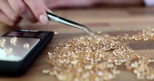 Ellerinde Cımbız Elmaslarla Elmasları Tutuyor Şçi Mücevher Ölçeğinde Değerli Taşların — Stok video
