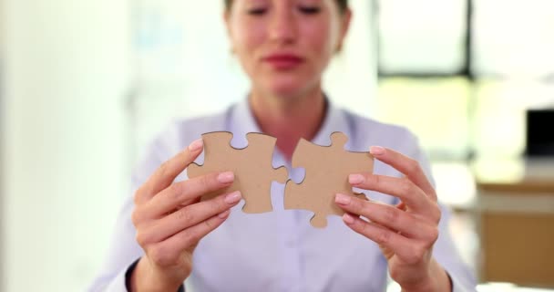 Frau Übergibt Puzzleteil Paar Unternehmenslösungen Zielen Auf Erfolg Ziele Und — Stockvideo