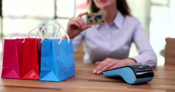 Frau Mit Kreditkarte Zum Einkaufen Mit Paketen Und Bankzahlungsterminal Bezahlen — Stockvideo