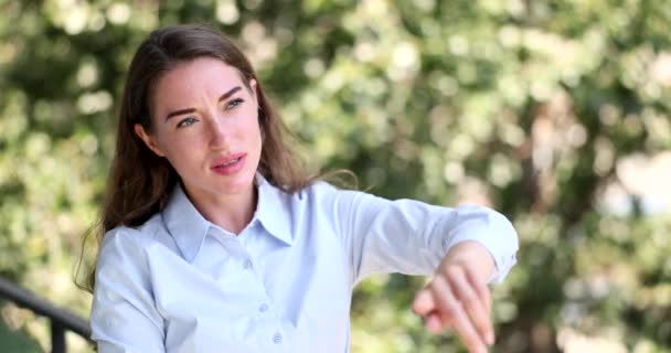 Дівчина Спрямовує Руку Бік Вулицю Жінка Парку Показує Напрямок — стокове відео