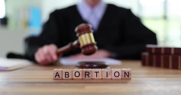 Ord Abort Och Domare Med Klubba Domstol Begreppet Kvinnors Rättigheter — Stockvideo
