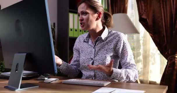 Kızgın Bir Ifadeyle Çekici Çılgın Bir Kadını Bilgisayar Ekranına Bakıyor — Stok video