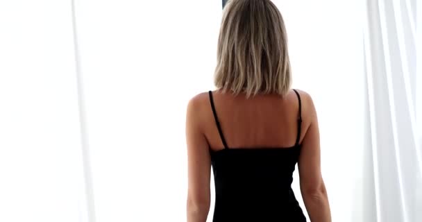 Junge Frau Öffnet Vorhang Und Blickt Aus Fenster Glückliche Selbstbewusste — Stockvideo