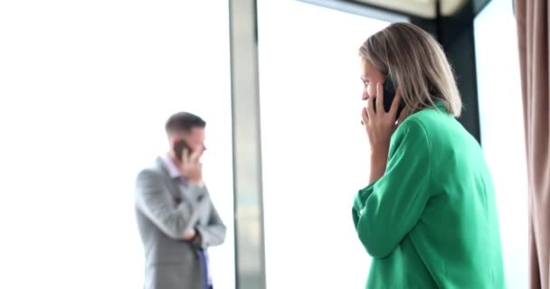Geschäftsfrau Telefoniert Büro Fernkommunikation Mit Kunden — Stockvideo
