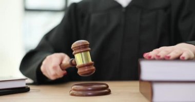 Kadın yargıç tahta çekiçle dövüyor. Mahkeme ve adalet kavramı. Yargıç cüppeli kadın adalet dağıtıyor. Kanun uygulama kavramı