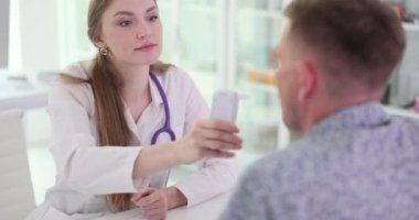 Hasta alkol seviyesini ölçmek için doktordan alkol ölçer alıyor. Hastanenin muayene odasında ağır çekimde test edilen hasta.