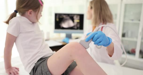 Kobieta Lekarz Sprawdza Młodszą Uczennicę Chorego Stawu Kolanowego Ultrasonografem Specjalista — Wideo stockowe