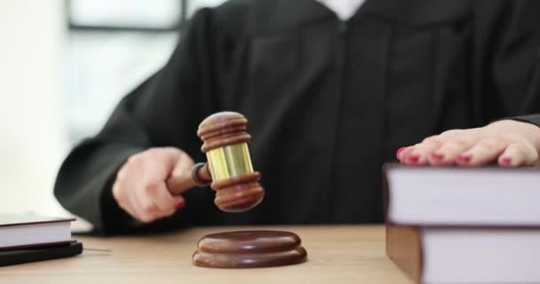 Kadın Yargıç Tahta Çekiçle Dövüyor Mahkeme Adalet Kavramı Yargıç Cüppeli — Stok video
