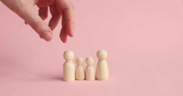 Mulher Substitui Figura Madeira Esculpida Membro Família Pequeno Peão Madeira — Vídeo de Stock