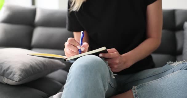 Freelancer Schrijft Wekelijks Plan Zwart Papier Notebook Organisator Thuis Vrouwelijk — Stockvideo