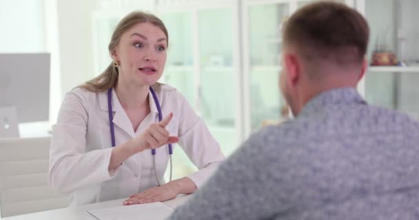 Arg Läkare Sparkar Manliga Patienten Från Undersökningsrummet För Olämpligt Beteende — Stockvideo
