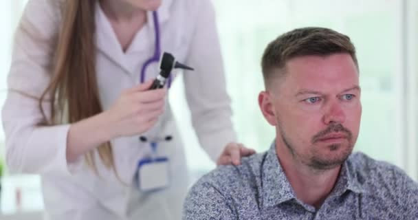 Lekarz Lekarz Patrząc Kanału Słuchowego Urządzeniem Otoskopowym Badania Ucha Wewnętrznego — Wideo stockowe