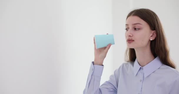 Büroangestellte Versucht Gespräche Zwischen Ceo Und Mitarbeiter Mit Pappbechern Abzuhören — Stockvideo