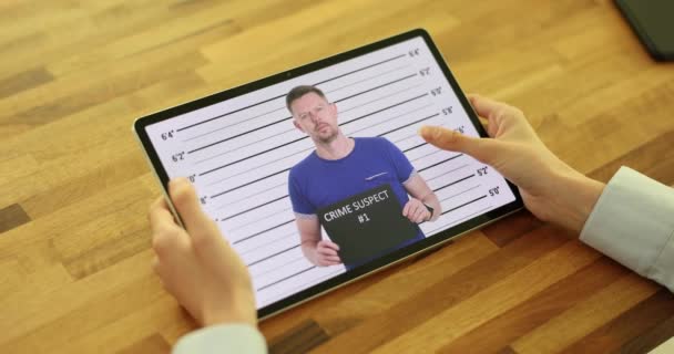 Modern Tableteken Nézi Rendőrség Börtönbeli Gyanúsítottjainak Képeit Hölgy Híreket Olvas — Stock videók