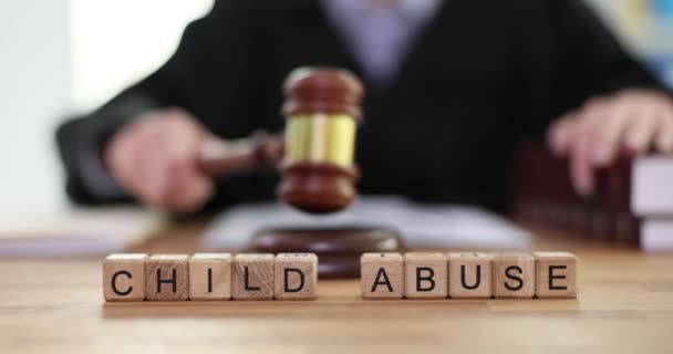 Frase Abuso Infantil Feito Blocos Madeira Contra Mulher Juiz Trabalho — Vídeo de Stock