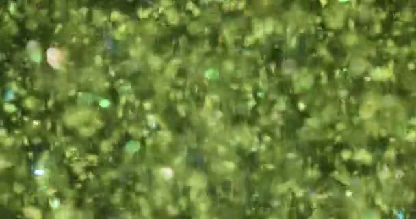 Κομμάτια Πράσινου Γκλίτερ Που Πετούν Τυχαία Σκούρο Φόντο Ταπετσαρίας Πτώση — Αρχείο Βίντεο
