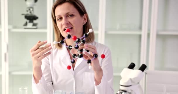 Doktor Modern Klinikteki Gerçek Araştırmaları Açıklayan Molekül Modelini Gösteriyor Palto — Stok video
