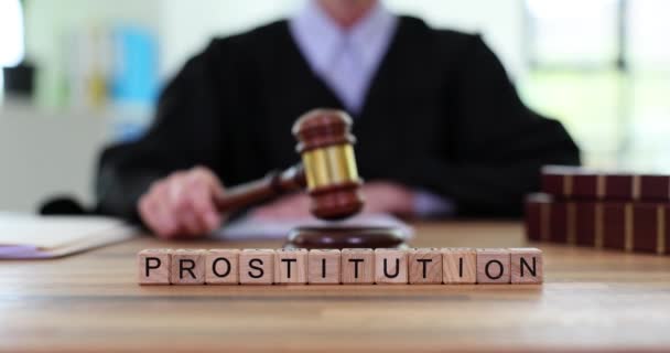 Слово Проституція Зроблена Кубиків Проти Судді Який Стукає Дерев Яним — стокове відео