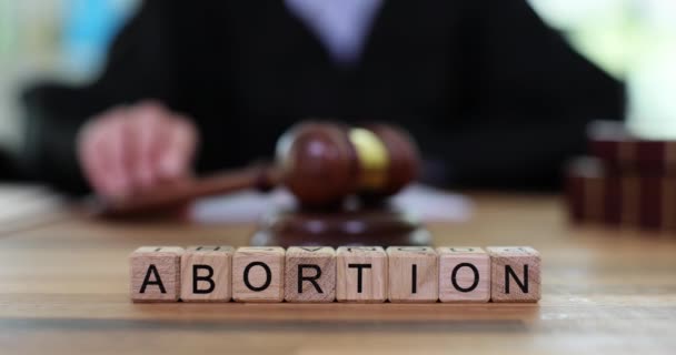 Sana Abortti Puupalikoilta Taustalla Tuomari Oikeussalissa Nuija Oikeudessa Elämän Käsite — kuvapankkivideo