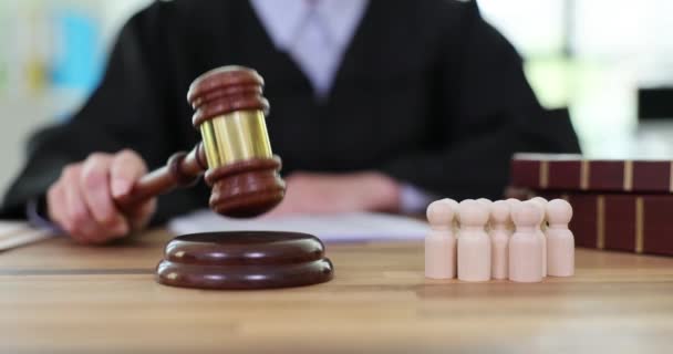 Sędzia Mundurze Roboczym Uderza Młotkiem Blok Dźwiękowy Stole Drewnianymi Figurkami — Wideo stockowe