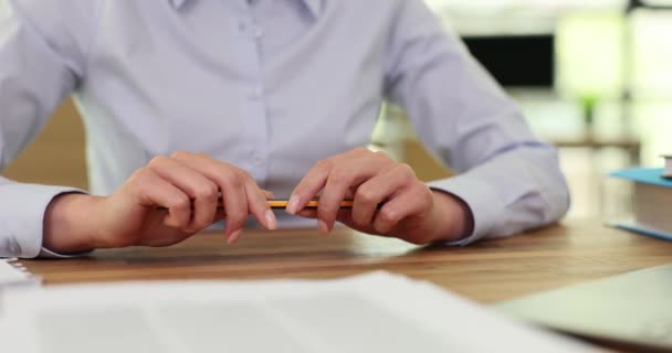 女性従業員は 書類付きのテーブルで手でペンをねじるビジネスパートナーを予想することを心配しています ゆっくりとした動きを待つコンセプト — ストック動画