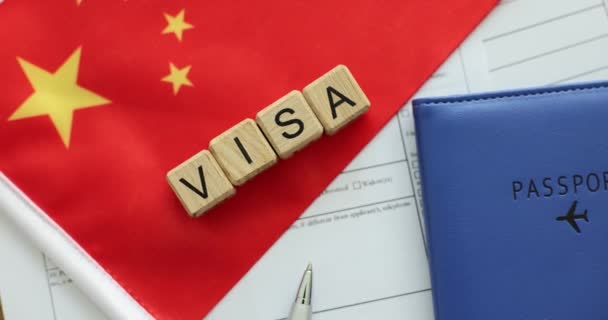 Palavra Visa Feita Partir Cubos Madeira Bandeira China Perto Passaporte — Vídeo de Stock