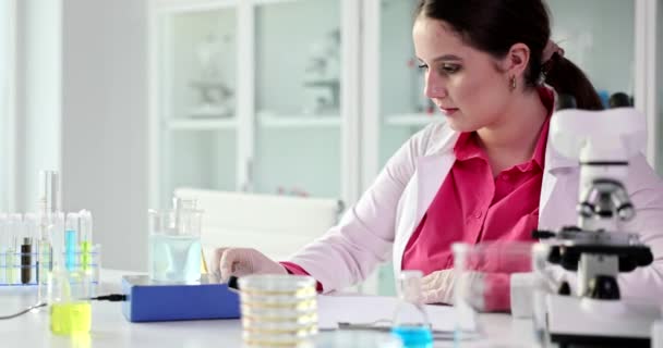 Laboratoriearbetare Arbetar Med Prover Och Vätska Lokalerna Kvinnlig Expert Morgonrocken — Stockvideo