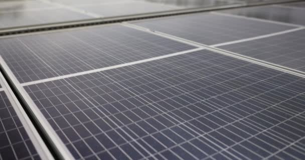 太阳能电池板系统用于替代能源生产和屋顶生产 太阳能站保护地球不受全球变暖的影响 — 图库视频影像