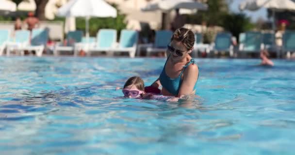 Madre Cautelosa Enseña Hija Nadar Piscina Parque Acuático Concepto Adquirir — Vídeo de stock