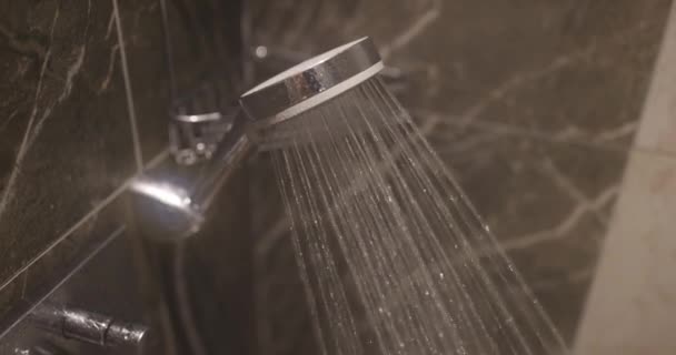 シャワールームの現代的なバスルームで頭部から水ポンプの強いジェット 清潔さと毎日の衛生スローモーションの概念 — ストック動画