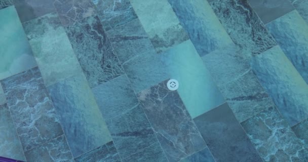 水池底部的蓝色花纹瓷砖 清澈的水 材料和设计 温暖天气下游泳胜地及地点的概念 — 图库视频影像