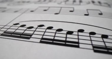 Konserde senfoni performansı için notaların olduğu kayıtlar. Enstrüman için klasik kompozisyonun müzikal verilerini içeren not kağıdı sayfası