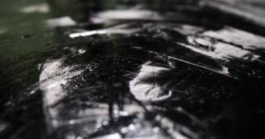 Karanlık önerme üzerine kaotik yansıtıcı çizgilerle kaplı tuval. Zihinsel insan sorunlarıyla psikolojik dengesizliği sembolize eden soyut çalışma