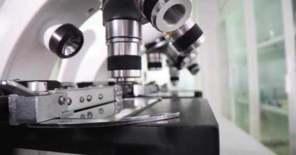 Microscopios Para Examen Laboratorio Clínico Privado Dispositivos Con Varias Lentes — Vídeos de Stock