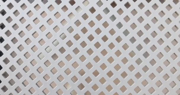 白色油漆散热器盖与金属金刚石笼的设计 夏宫露台上的白色木制装饰格子 — 图库视频影像