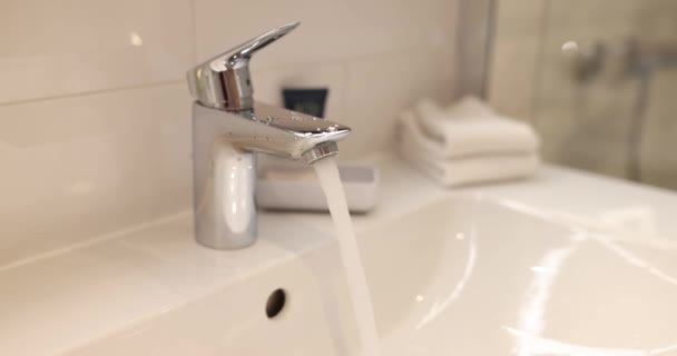 Geöffneter Wasserhahn Hotelbad Stadtzentrum Hotelsuite Mit Badezimmer Mit Wasserstrahl Der — Stockvideo