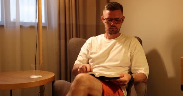 Homem Turista Sentado Hotel Local Livro Favorito Sofá Empresário Óculos — Vídeo de Stock