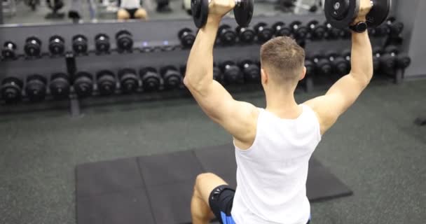 Aktiv Gekleideter Sportler Beim Training Mit Hanteln Fitnessstudio Muskelsportler Arbeitet — Stockvideo