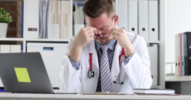 Mužský Lékař Stetoskopem Objednání Sundá Brýle Unaveným Výrazem Praktikant Ukončí — Stock video