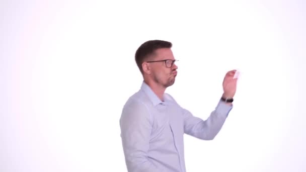 Skægget Ung Mand Med Briller Danser Plads Bevæger Sig Tændte – Stock-video