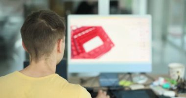 Erkek 3D tasarımcı 3D modelleme projesi üzerinde çalışıyor. Profesyonel bilgisayar programı 3D modelleme