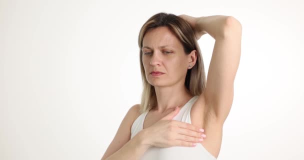 Жінка Перевіряє Епіляцію Пахв Або Біль Пахвовий Біль Причини Діагностики — стокове відео