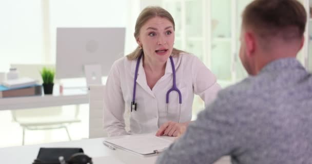 Konflikt Zwischen Arzt Und Patient Tisch Krankenhaus Wütender Aggressiver Arzt — Stockvideo